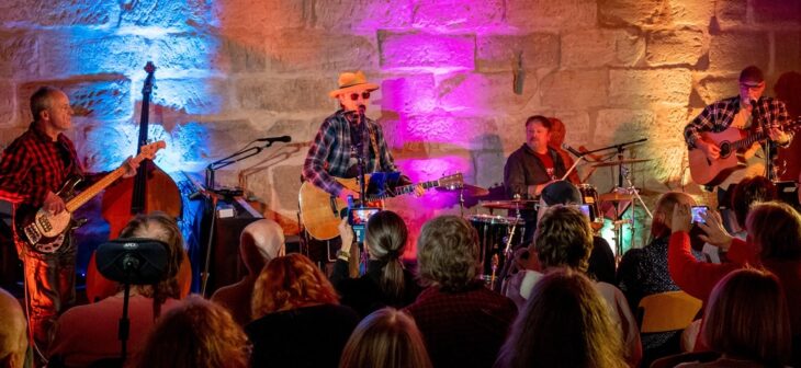 Musikalische Zeitreise: Das Neil Young-Projekt First Harvest begeisterte die Zuhörer im umgebauten, früheren Pferdestall von Antje Wiech.