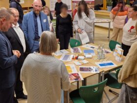 Landrat Armin Kroder, Erster Bürgermeister Jörg Kotzur und Schulleiter Martin Glienke (von links) eröffneten die Ausbildungs- und Praktikumsmesse.
