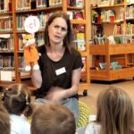 Kinder aus dem Kinderhaus Regenbogen entdecken mit dem Büchereifuchs die öffentliche Gemeindebücherei in Ottensoos.