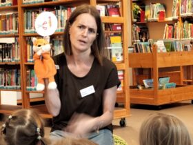 Kinder aus dem Kinderhaus Regenbogen entdecken mit dem Büchereifuchs die öffentliche Gemeindebücherei in Ottensoos.