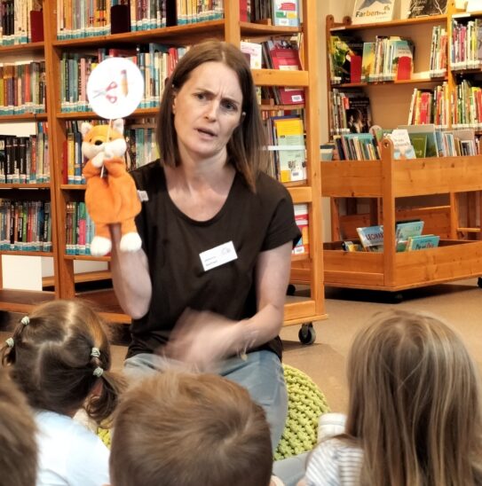 Kinder aus dem Kinderhaus Regenbogen entdecken mit dem Büchereifuchs die öffentliche Gemeindebücherei in Ottensoos.