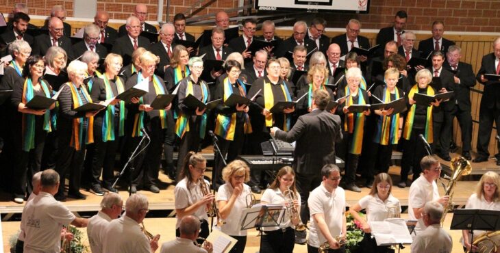 Für die Renovierung der St.-Veit-Kirche in Ottensoos wurde ein umjubeltes Benefizkonzert mit drei Chören in der Mehrzweckhalle veranstaltet.
