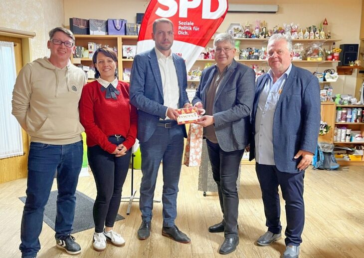 Der Kandidat der Genossen ist gekürt (von links): stellvertretender SPD-Ortsvorsitzender Michael Deinzer, Ortsverbandskassiererin Yasemin Köprülü, Bürgermeisterkandidat Thomas Jennemann, stellvertretender Ortsorsitzender Erich Dannhäuser und Stadtrat Lutz-Werner Hamann.