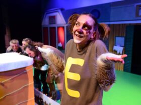 Pünktlich zum 1. Advent startet das Weihnachtsmusical „Edgar, der Schrecken der Briefträger“ für Familien und Schulklassen im DHT.