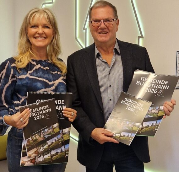 Elke Leser und Bürgermeister Heinz Meyer präsentieren den neuen Kalender.