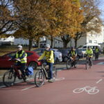 Radfahrer in der Fahrradstraße in der Laufer Hardtstraße, die anlässlich der Rezertifizierung besucht wurde.