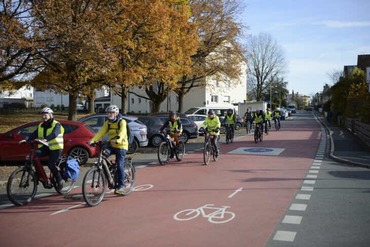 Radfahrer in der Fahrradstraße in der Laufer Hardtstraße, die anlässlich der Rezertifizierung besucht wurde.