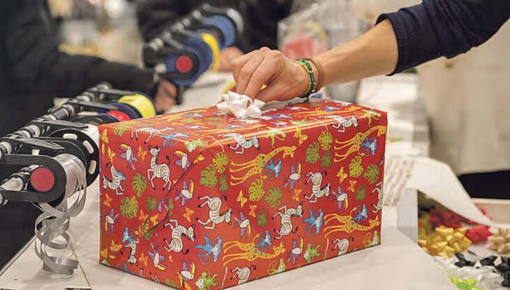 Die Freude am Schenken bleibt – auch wenn viele Kunden bei Präsenten für das Fest verstärkt nach günstigen Preisen schauen. Foto: Stefan Puchner/dpa