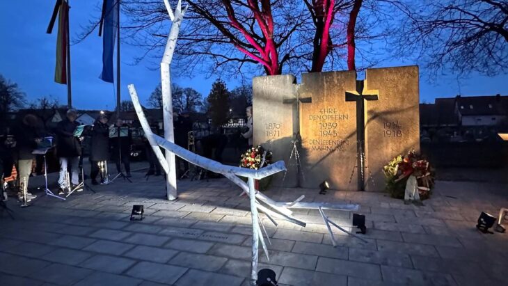 Anlässlich des Volkstrauertags wurde das Kunstwerk „Der gebrochene Baum“ am kirchlichen Friedhof in Altdorf angestrahlt.