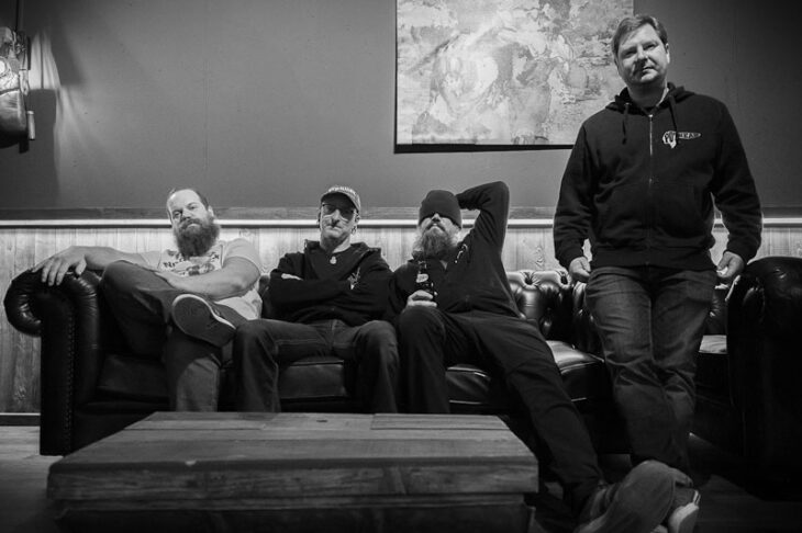 Die Heavy Stoner Band Annies Golem eröffnet das Festival.