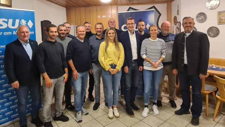 Bürgermeisterkandidat Manfred Schmidt (Fünfter von rechts) mit den Kandidatinnen und Kandidaten für den Reichenschwander Gemeinderat und Landratskandidat Markus Gleißenberg (rechts).