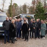 Landrat Armin Kroder (6.v.l.), die AG ÖPNV und Vertreter der beteiligten Busunternehmen mit zwei der neuen Fahrzeuge.