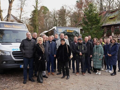 Landrat Armin Kroder (6.v.l.), die AG ÖPNV und Vertreter der beteiligten Busunternehmen mit zwei der neuen Fahrzeuge.