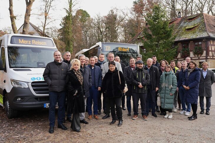 Landrat Armin Kroder (6.v.l.), die AG ÖPNV und Vertreter der beteiligten Busunternehmen mit zwei der neuen Fahrzeuge.