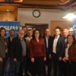 Das Team der CSU Alfeld für die Kommunalwahl 2026. Mit auf dem Foto MdL Norbert Dünkel (links), Kreisbäuerin Marion Fischer (2. von links) und Marlene Mortler (vorne, 2. von rechts).