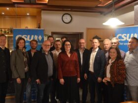 Das Team der CSU Alfeld für die Kommunalwahl 2026. Mit auf dem Foto MdL Norbert Dünkel (links), Kreisbäuerin Marion Fischer (2. von links) und Marlene Mortler (vorne, 2. von rechts).