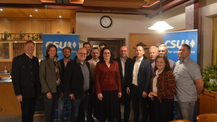 Das Team der CSU Alfeld für die Kommunalwahl 2026. Mit auf dem Foto MdL Norbert Dünkel (links), Kreisbäuerin Marion Fischer (2. von links) und Marlene Mortler (vorne, 2. von rechts).