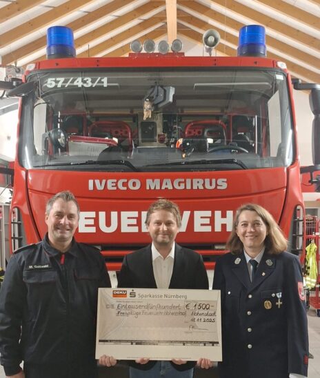 Die Feuerwehr Hohenstadt hat neben der Grundschule eine Spender der Firma Deku erhalten.