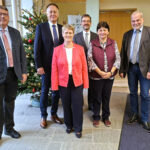 Das Bild zeigt (v. links) Behördenleiter Wolfgang Neukirchner mit den Jubilaren Werner Heindl, Gudrun Illner, Rainer Hoffmann, Gerda Birner und Josef Roßkopf.
