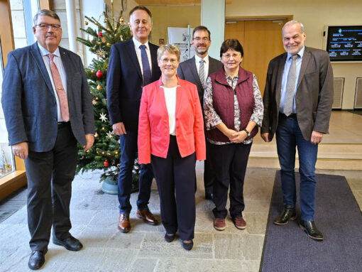 Das Bild zeigt (v. links) Behördenleiter Wolfgang Neukirchner mit den Jubilaren Werner Heindl, Gudrun Illner, Rainer Hoffmann, Gerda Birner und Josef Roßkopf.