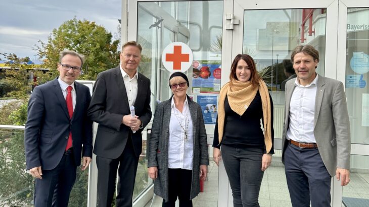 Norbert Dünkel im Austausch mit Vertretern des BRK zur Finanzierung der Kindertagesstätten. (v. l. n. r.): BRK-Bezirksgeschäftsführer Alexander Eberl, MdL Norbert Dünkel, Brigitte Fleischmann (Bereichsleitung Kindertagesstätten), Carolin Müller (stv. Bereichsleitung) und Kreisgeschäftsführer Markus Deyhle.