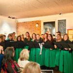 Mitten im Publikum gab der Chor „Feel the Gang“ ein Konzert im Kulturbahnhof.