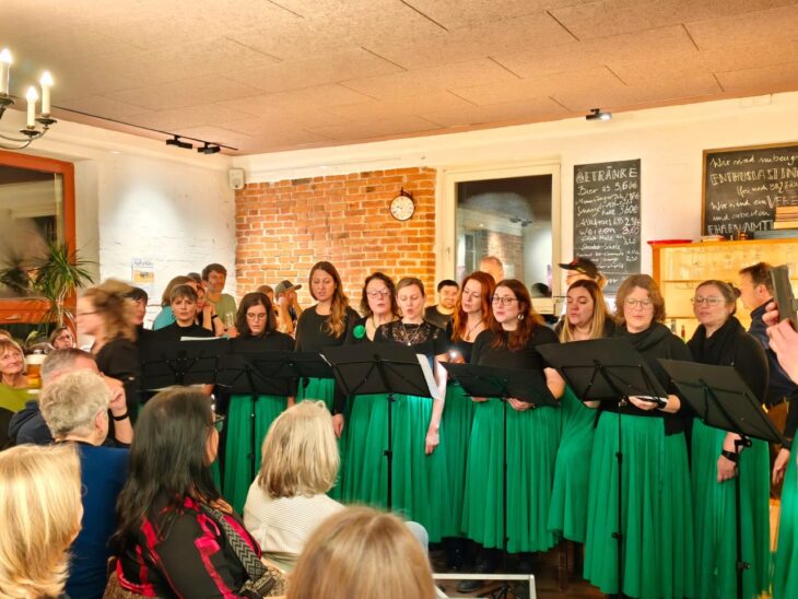 Mitten im Publikum gab der Chor „Feel the Gang“ ein Konzert im Kulturbahnhof.