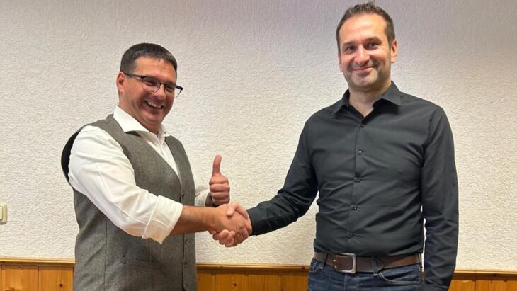 Fraktionsvorsitzender Stefan Müller (rechts) gratuliert Martin Tessling zur einstimmigen Nominierung.