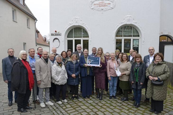 Eine Auszeichnung für die Eckert'sche Kindergartenstiftung und deren Gründerin Anna Diez wurde bei Feierlichkeiten im Eckert'schen Kindergarten übergeben.