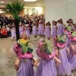 Auf dem Foto sieht man kleine Kinder im Faschingskostüm beim Besuch im Landratsamt.