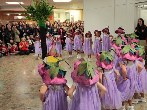 Auf dem Foto sieht man kleine Kinder im Faschingskostüm beim Besuch im Landratsamt.