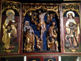 Der vierflügelige Wandelaltar zeigt im Hauptteil innen die Kreuzigungsgruppe mit Maria und Johannes voll plastisch geschnitzt.