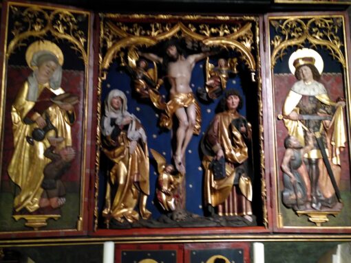 Der vierflügelige Wandelaltar zeigt im Hauptteil innen die Kreuzigungsgruppe mit Maria und Johannes voll plastisch geschnitzt.