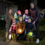 Diese Kinder der städtischen Kindertagesstätte Altensittenbach präsentieren stolz ihre Laternen.