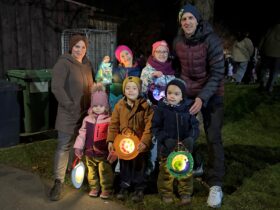 Diese Kinder der städtischen Kindertagesstätte Altensittenbach präsentieren stolz ihre Laternen.