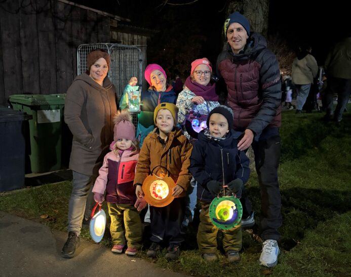 Diese Kinder der städtischen Kindertagesstätte Altensittenbach präsentieren stolz ihre Laternen.