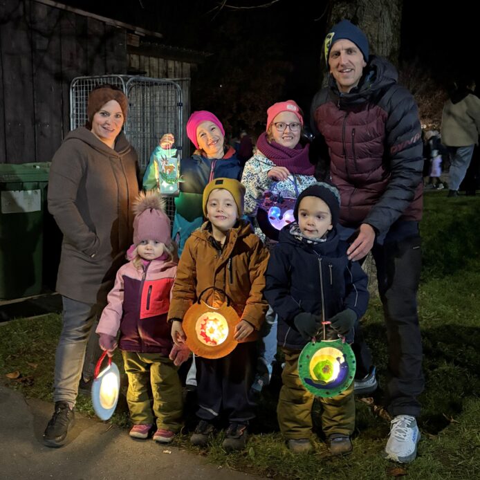 Diese Kinder der städtischen Kindertagesstätte Altensittenbach präsentieren stolz ihre Laternen.