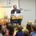 Bürgermeister Robert Ilg machte die Geschichte „Mika will eine neue Familie“ zu einem fesselnden Vorlese-Erlebnis, bei dem die Jungen und Mädchen der Kita Altensittenbach gebannt zuhörten.