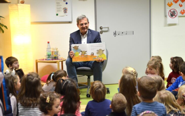 Bürgermeister Robert Ilg machte die Geschichte „Mika will eine neue Familie“ zu einem fesselnden Vorlese-Erlebnis, bei dem die Jungen und Mädchen der Kita Altensittenbach gebannt zuhörten.