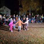 Die älteren Kinder begeisterten die Mamas, Papas und Großeltern mit einem Lichtertanz.
