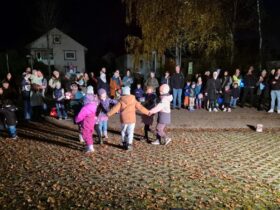 Die älteren Kinder begeisterten die Mamas, Papas und Großeltern mit einem Lichtertanz.