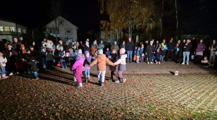 Die älteren Kinder begeisterten die Mamas, Papas und Großeltern mit einem Lichtertanz.