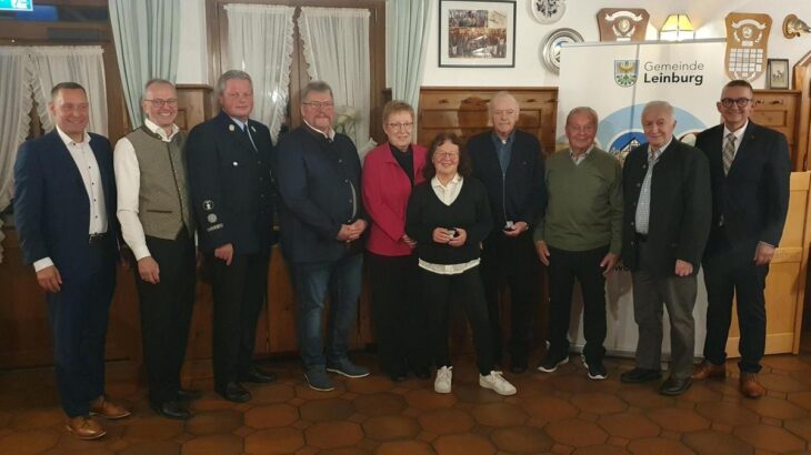 Landrat Armin Kroder (links) und Leinburgs Zweiter Bürgermeister Christian Palm (2. von rechts) mit den Geehrten und dem Ersten Bürgermeister Thomas Kraußer (rechts).