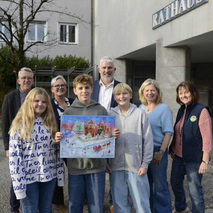 Thomas Lang (zweite Reihe, Bildmitte) mit, zweite Reihe, von links, dem Präsidenten der Laufer Lions, Jürgen Kreppner und den Lions-Mitgliedern Heike Krames, Katja Ferschl und Gertraud Oriold). Vordere Reihe, von links: Sara Ferschl, Simon Ferschl und Hagen Gießler.