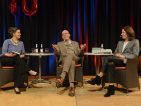 Dr. Ina Gombert von der Laufer Stadtbücherei (links) im Gespräch mit dem Bestsellerautor Ewald Arenz und der Verlegerin Felicitas von Lovenberg (Piper-Verlag).