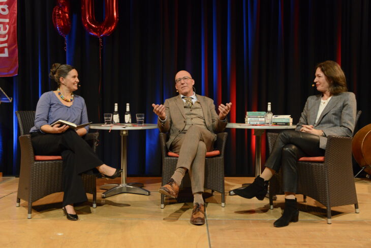Dr. Ina Gombert von der Laufer Stadtbücherei (links) im Gespräch mit dem Bestsellerautor Ewald Arenz und der Verlegerin Felicitas von Lovenberg (Piper-Verlag).