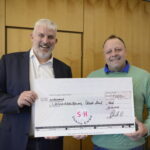 Laufs Bürgermeister Thomas Lang (links) mit dem Geschäftsführer von SH Elektro, Oliver Heidenreich, bei der Übergabe des symbolischen Spendenschecks.