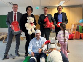 Das Bild zeigt (stehend v. links) Gerhard Stiegler und Beate Treffkorn von der Sparkasse Nürnberg sowie Armin Kroder und Markus Deyhle vom BRK; dazu sitzend Schnaittachs Bürgermeister Frank Pitterlein.