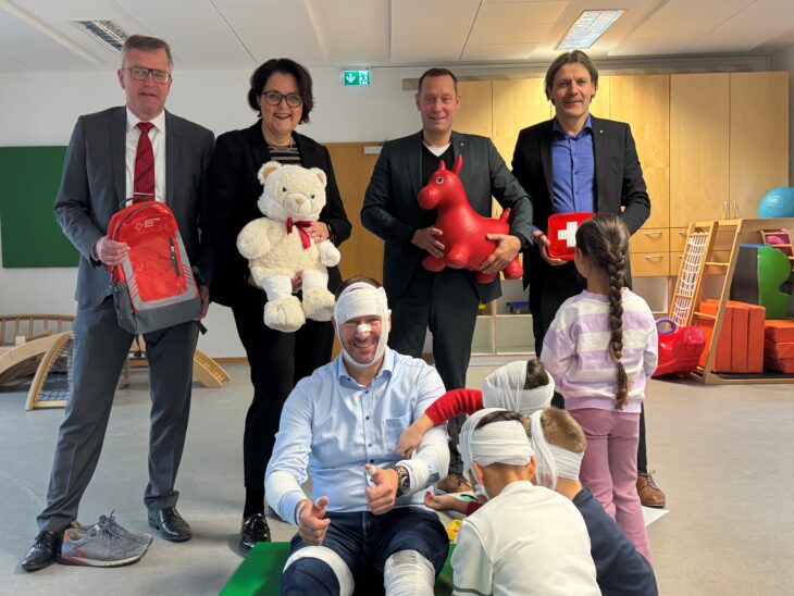 Das Bild zeigt (stehend v. links) Gerhard Stiegler und Beate Treffkorn von der Sparkasse Nürnberg sowie Armin Kroder und Markus Deyhle vom BRK; dazu sitzend Schnaittachs Bürgermeister Frank Pitterlein.