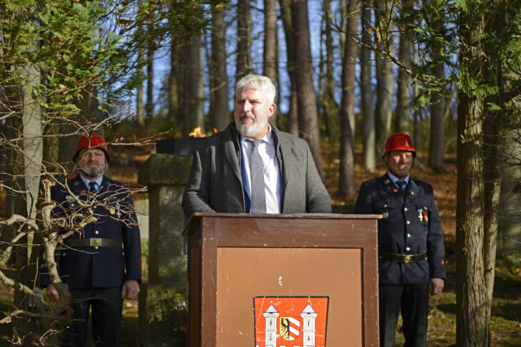 Bürgermeister Lang am Ehrenmal im Ortsteil Heuchling.